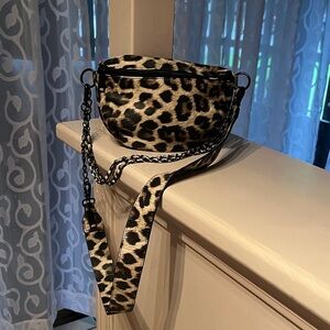 Elegant Leopard Pattern Crossbody Bag
